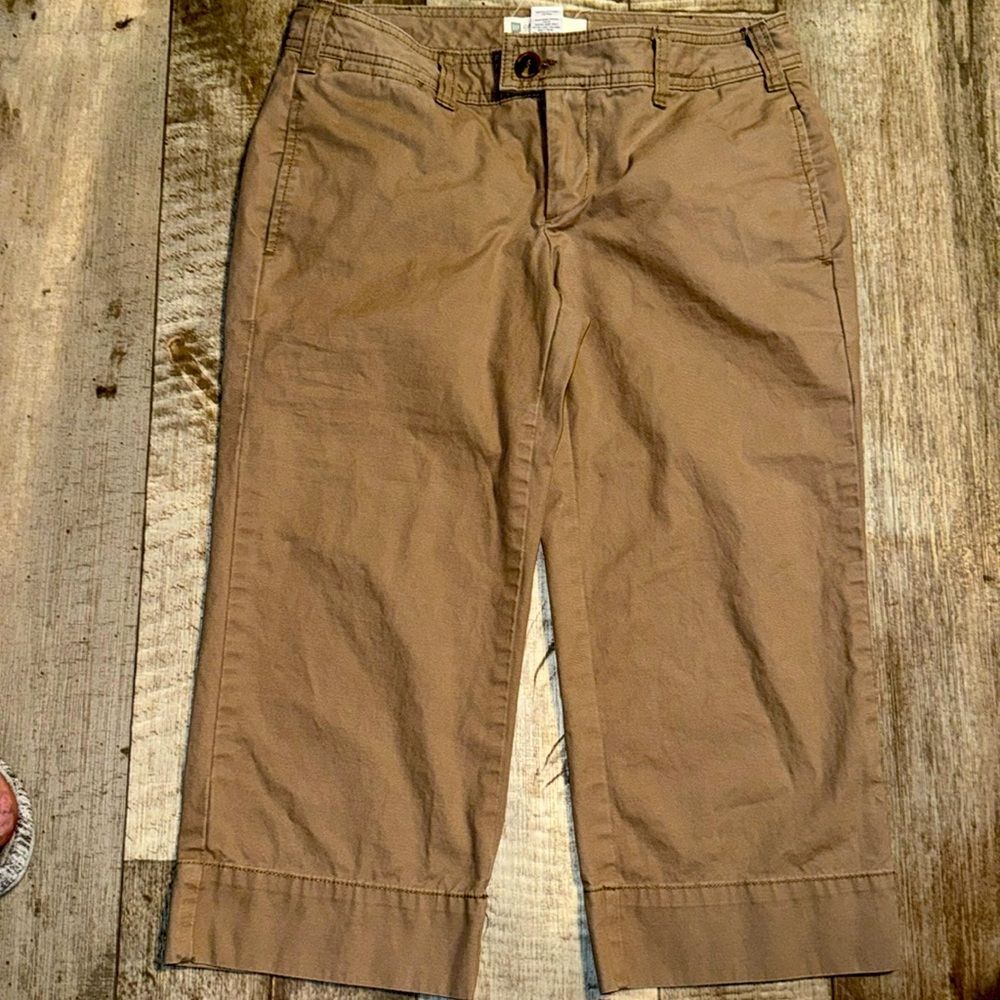 GAP favorite Khaki CAPRI‎ Pants- size 4